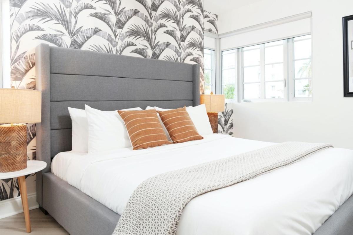 Hotel Collins Studio