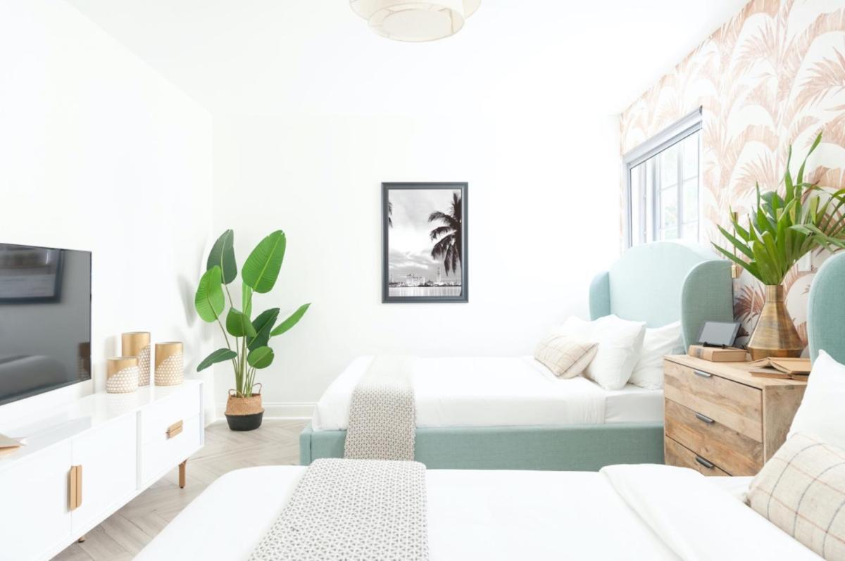 Collins Studio 3*